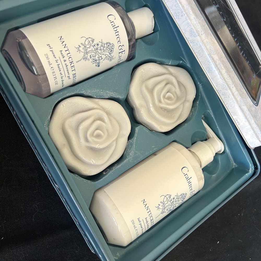 Crabtree & Evelyn Nantucket Blue Tin Gift Set - Picture 3 of 7